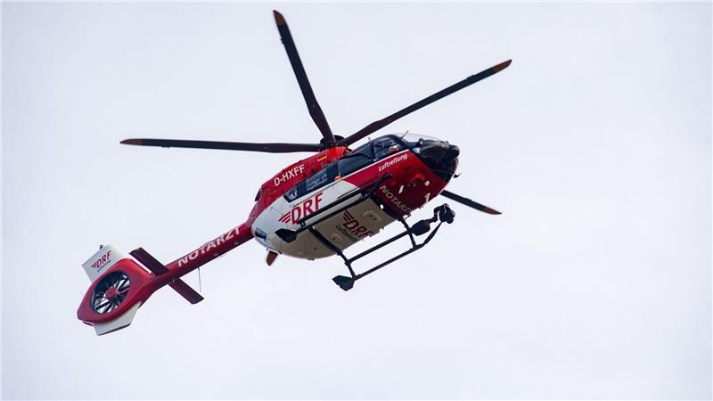 Verkehrsunglück bei Elstorf mit drei Schwerverletzten Ein Rettungshubschrauber und mehrere Rettungswagen waren bei einem schweren Unfall im Kreis Harburg im Einsatz. (Symbolbild)