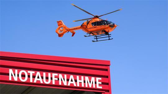 Ein Rettungshubschrauber war bei dem Unfall am Samstagabend im Einsatz. (Symbolbild)