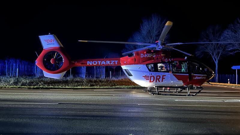 Bulli-Fahrer prallt in Harsefeld gegen Baum – schwer verletzt Ein Rettungshubschrauber war im Einsatz.
