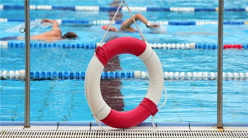 Ein Rettungsring hängt in einem Freibad am Rand des Beckens. Foto: picture alliance/dpa | Soeren Stache