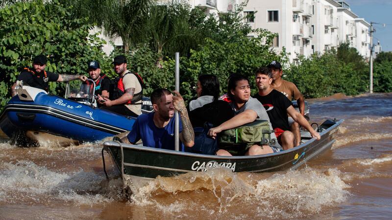 Viele Tote bei Überschwemmungen in Brasilien Ein Rettungsteam beim Transport von Menschen im brasilianischen Bundesstaat Rio Grande do Sul.