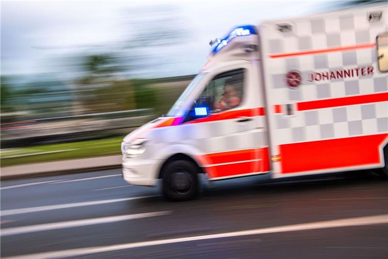 13-Jährige bei Unfall in der Hafencity lebensgefährlich verletzt Ein Rettungswagen auf Einsatzfahrt.
