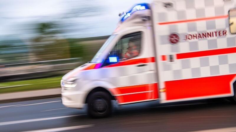 Nach Gedränge: Schulbus überrollt Jungen (10) – Lebensgefahr Ein Rettungswagen auf Einsatzfahrt.