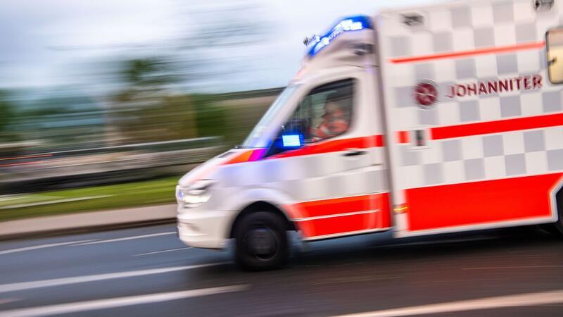 E-Bike-Fahrer bei Unfall in Pinneberg schwer verletzt Ein Rettungswagen auf Einsatzfahrt.