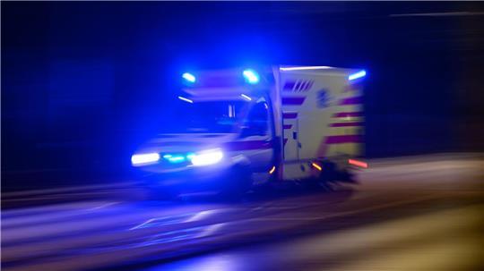 Ein Rettungswagen brachte die Beteiligten ins Krankenhaus. (Symbolbild)