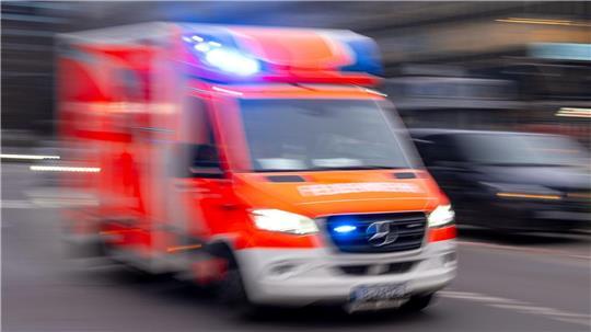 Ein Rettungswagen brachte die verletzte Frau in die Klinik. (Symbolbild)
