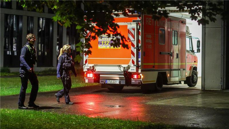 Ein Rettungswagen bringt eine deutsche Patientin in das Infektionszentrum der Uniklinik Düsseldorf.