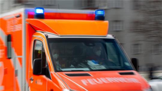 Ein Rettungswagen der Feuerwehr fährt auf einer Straße.