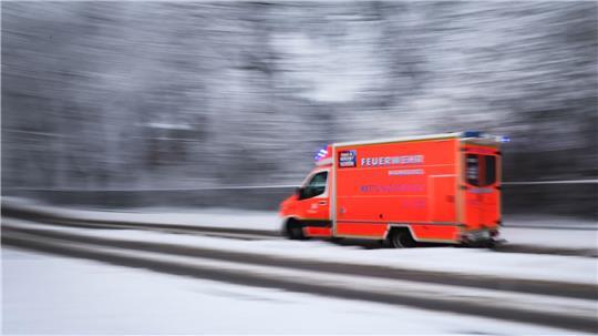 Ein Rettungswagen der Hamburger Feuerwehr hat einen bei einem Streit lebensgefährlich verletzten Mann ins Krankenhaus gebracht. (Symbolbild)