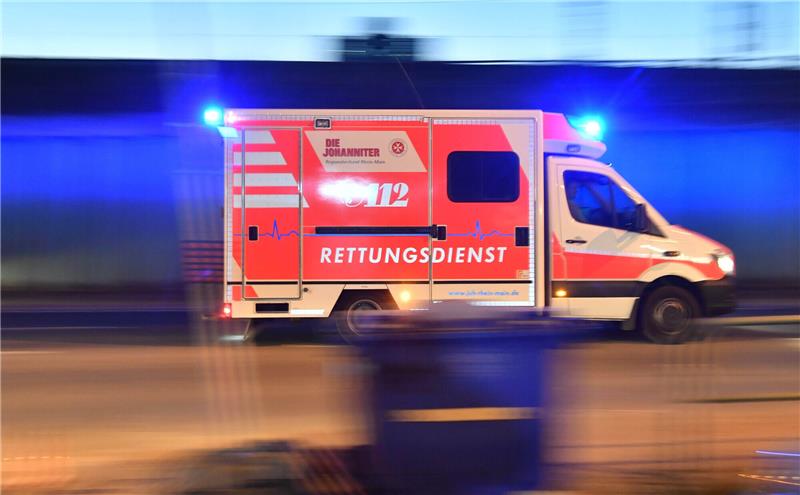 Ein Rettungswagen der Johanniter fährt mit Blaulicht zu einem Einsatzort. Die Einsatzkräfte von Feuerwehr und Rettungsdiensten geraten immer wieder in brenzlige Situationen. Foto: Boris Roessler/Deutsche Presse-Agentur GmbH/dpa