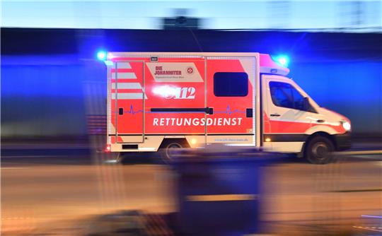 Ein Rettungswagen der Johanniter fährt mit Blaulicht zu einem Einsatzort. Die Einsatzkräfte von Feuerwehr und Rettungsdiensten geraten immer wieder in brenzlige Situationen. Foto: Boris Roessler/Deutsche Presse-Agentur GmbH/dpa