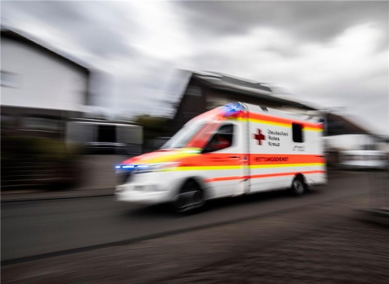 Ein Rettungswagen des Deutschen Roten Kreuzes (DRK) im Einsatz.