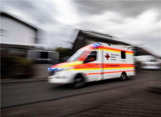 Ein Rettungswagen des Deutschen Roten Kreuzes (DRK) im Einsatz.