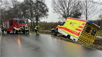 Ein Rettungswagen des Deutschen Roten Kreuzes ist in Wischhafen verunglückt.