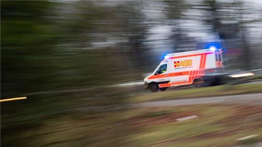 Ein Rettungswagen fährt mit Blaulicht.