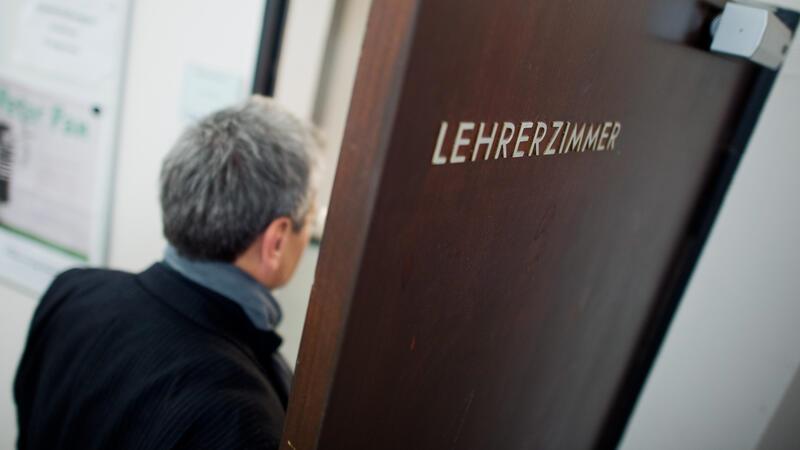 Schauten Lehrer nur zu? Schülerin nach Zusammenbruch schwerbehindert Ein Rettungswagen fährt mit Blaulicht durch die Innenstadt von Hannover.