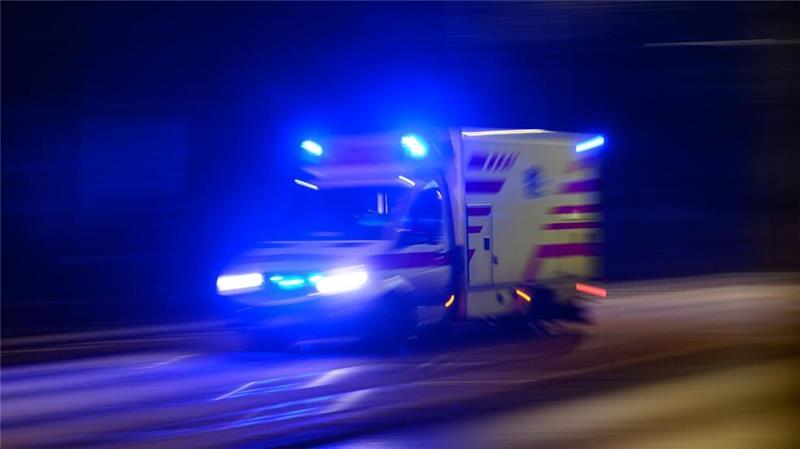 Ein Rettungswagen fährt mit Blaulicht zu einem Einsatz. (Symbolbild)