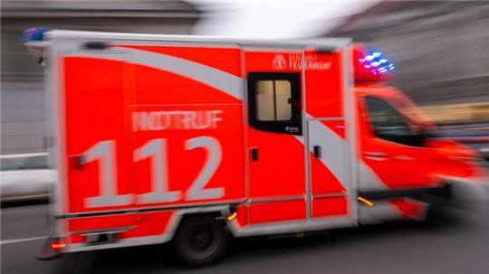 Ein Rettungswagen fährt mit Blaulicht zum Einsatz (Symbolbild).