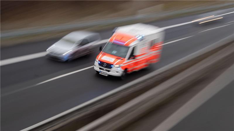 Unfall bei Rade: A1 mehrere Stunden gesperrt Ein Rettungswagen fährt über eine Autobahn.