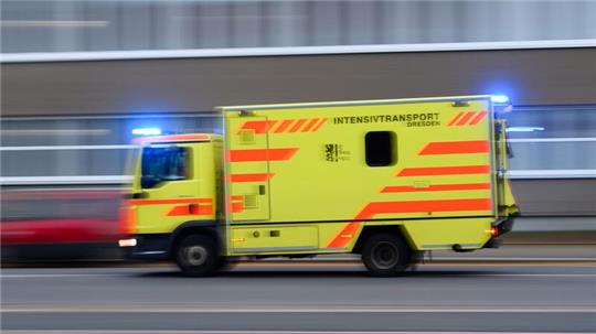 Ein Rettungswagen fährt zu einem Einsatz.