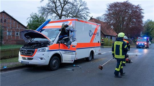 Ein Rettungswagen ist im Landkreis Rotenburg verunglückt.