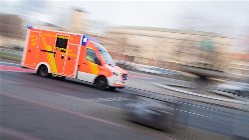 Fußgängerin bei Unfall in Hemmoor schwer verletzt Ein Rettungswagen ist mit Blaulicht im Einsatz.