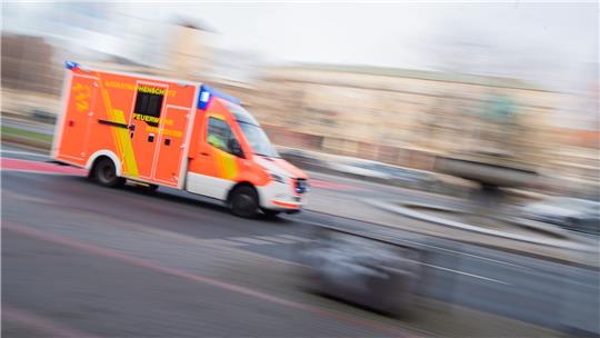 Ein Rettungswagen ist mit Blaulicht im Einsatz.