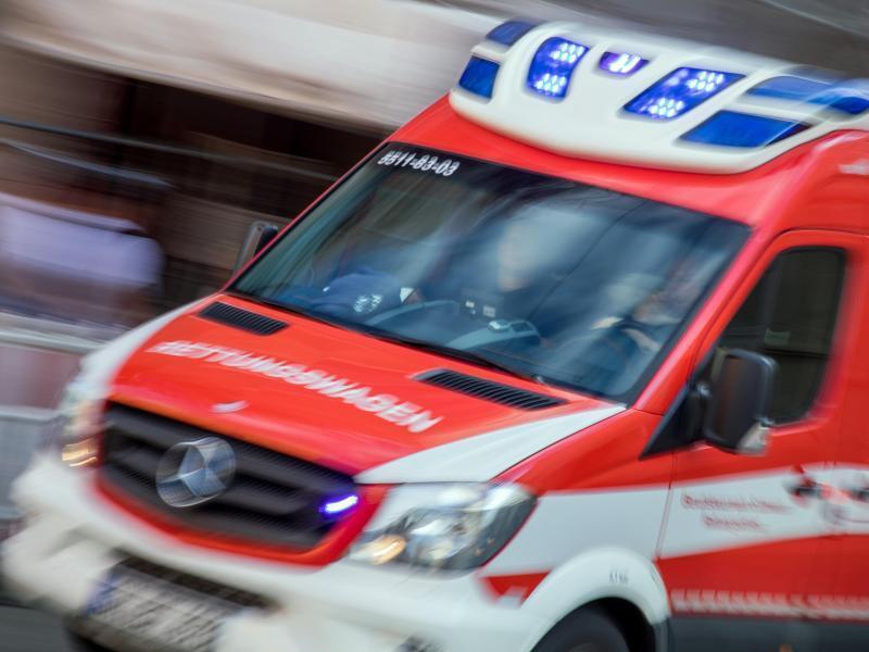 Ein Rettungswagen ist mit Blaulicht im Einsatz (Symbolbild). Foto: Jens Büttner/dpa-Zentralbild/dpa/Symbolbild