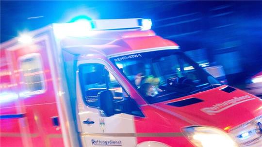 Ein Rettungswagen ist mit Blaulicht unterwegs.