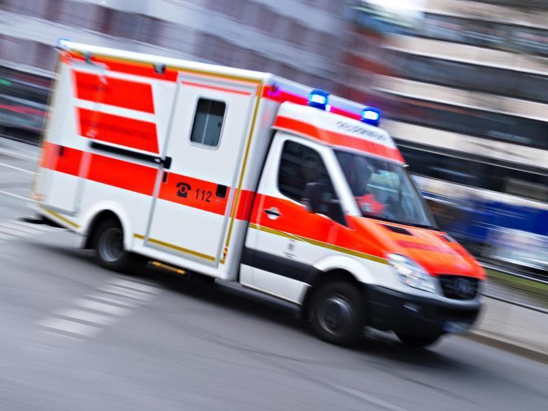Ein Rettungswagen mit der Aufschrift 112 fährt mit Blaulicht durch die Stadt (Symbolbild). Foto: Nicolas Armer/dpa/Symbolbild