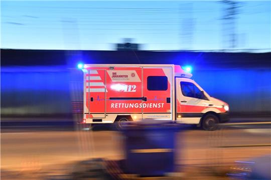 Ein Rettungswagen mit eingeschaltetem Blauchlicht im Einsatz.