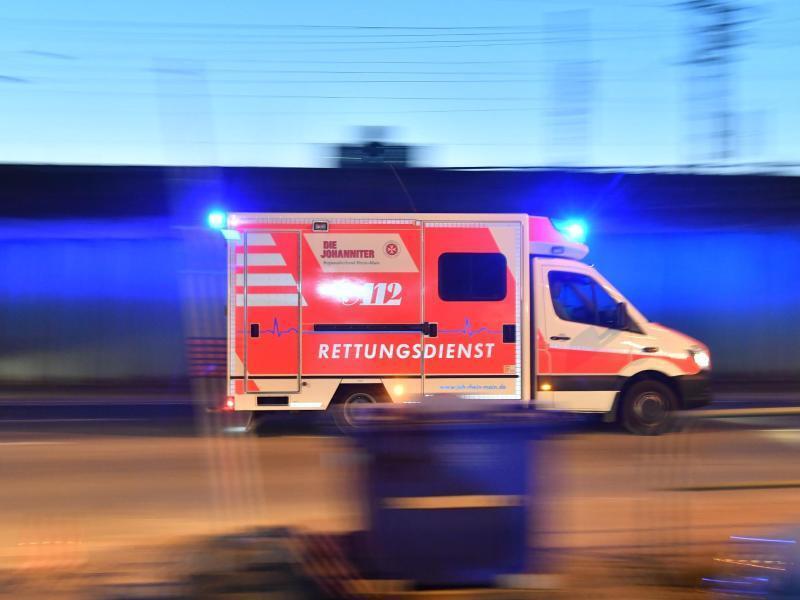 Ein Rettungswagen mit eingeschaltetem Blaulicht fährt auf einer Straße. Foto: Boris Roessler/dpa/Symbolbild