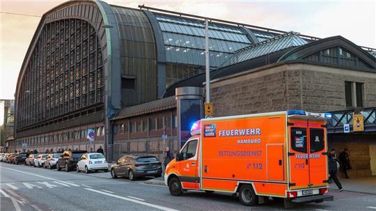 Ein Rettungswagen steht vor dem Hauptbahnhof.
