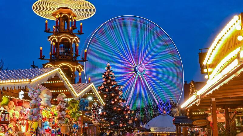 Ein Riesenrad und eine Pyramide drehen sich auf dem Cottbuser Weihnachtsmarkt.