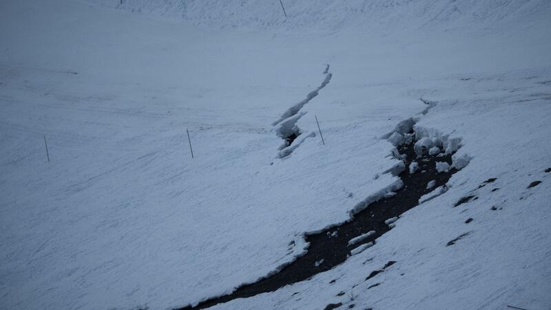 Ein Riss in einer Skipiste im Glacier-3000-Skigebiet in der Schweiz.