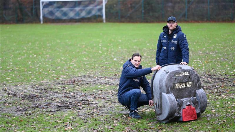Ein Roboter-Rasenmäher zerstörte in Friesland ein Fußballfeld. (Archivfoto)