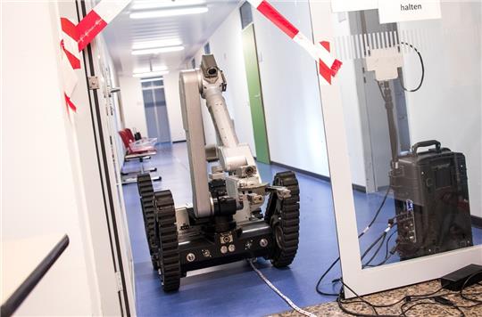 Ein Roboter fährt im einsturgefährdeten Amtsgericht Pinneberg über den gesperrten Flur. Foto: Daniel Bockwoldt/dpa