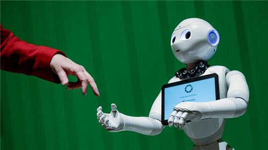 Ein Roboter interagiert beim „Speed Dating mit KI - Meet the Robots bei KI-Tagen“ im Hamburger Hammerbrooklyn Digital Campus mit einer Frau.