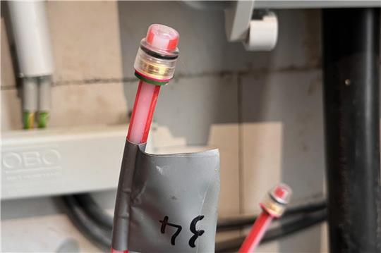 Ein Röhrchen ohne Fasern: Im Neubau in der Oldendorfer Lindenstraße fehlt nicht viel - aber das Entscheidende für schnelles Internet.