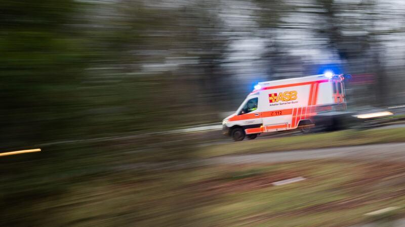 18-jähriger Rollerfahrer lebensgefährlich verletzt Ein Rollerfahrer stößt mit einem Auto zusammen. Rettungskräfte bringen den lebensgefährlich verletzten Mann in eine Klinik.