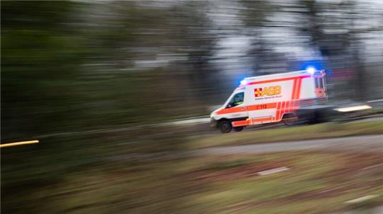 Ein Rollerfahrer stößt mit einem Auto zusammen. Rettungskräfte bringen den lebensgefährlich verletzten Mann in eine Klinik.