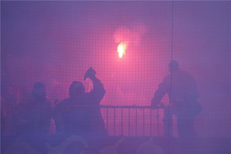 Nach Randale bei St. Pauli: Rostock soll Kosten für Schäden tragen Ein Rostock-Fan wirft ein Keramik-Teil einer zerstörten Toilette auf Ordner. Foto: Marcus Brandt/dpa
