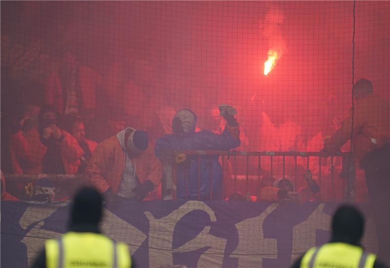 Nach Randale bei St. Pauli: Rostock soll Kosten für Schäden tragen Ein Rostock-Fan wirft ein Keramik-Teil einer zerstörten Toilette auf Ordner. Foto: Marcus Brandt/dpa