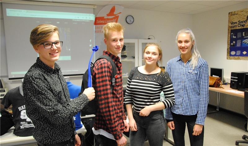 Ein Rucksack, der es in sich hat: Ben Husmann, Felix Wurow, Christin Hinck und Allissa Laurenovs haben den Inhalt aufs Gassi-Gehen ausgerichtet.