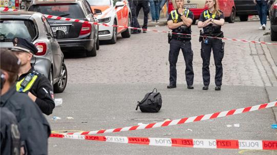 Ein Rucksack liegt am Einsatzort. Die Polizei hat nahe der Reeperbahn in Hamburg-St. Pauli einen mit einem Schieferhammer und einem Molotowcocktail bewaffneten Mann angeschossen.
