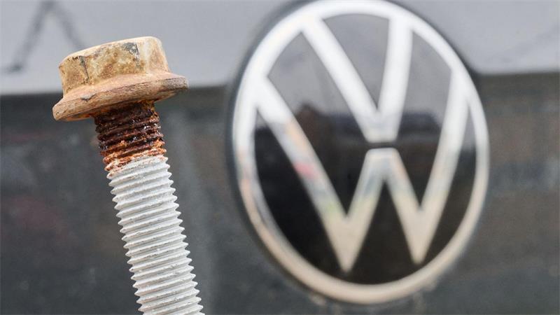 VW bereitet Rückruf wegen fehlerhafter Batteriezellen vor Ein Rückruf wegen einer fehlerhaften Schraube wurde erst vor wenigen Wochen bekannt. Betroffen sind Millionen Fahrzeuge. (Archivbild)