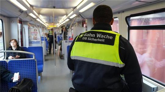 Ein S-Bahn-Mitarbeiter kontrolliert Fahrgäste im Zug.