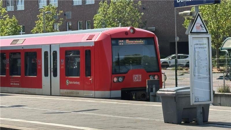 Ein S-Bahn-Zug hält in Buxtehude.