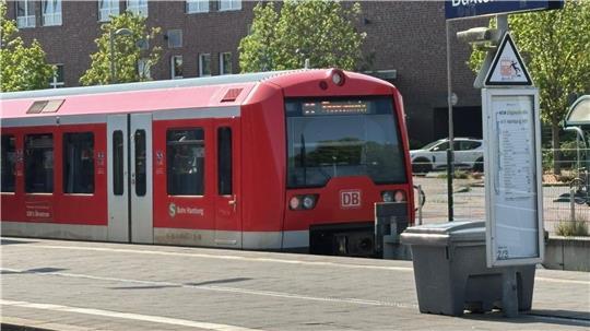 Ein S-Bahn-Zug hält in Buxtehude.