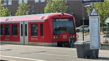 Ein S-Bahn-Zug hält in Buxtehude.